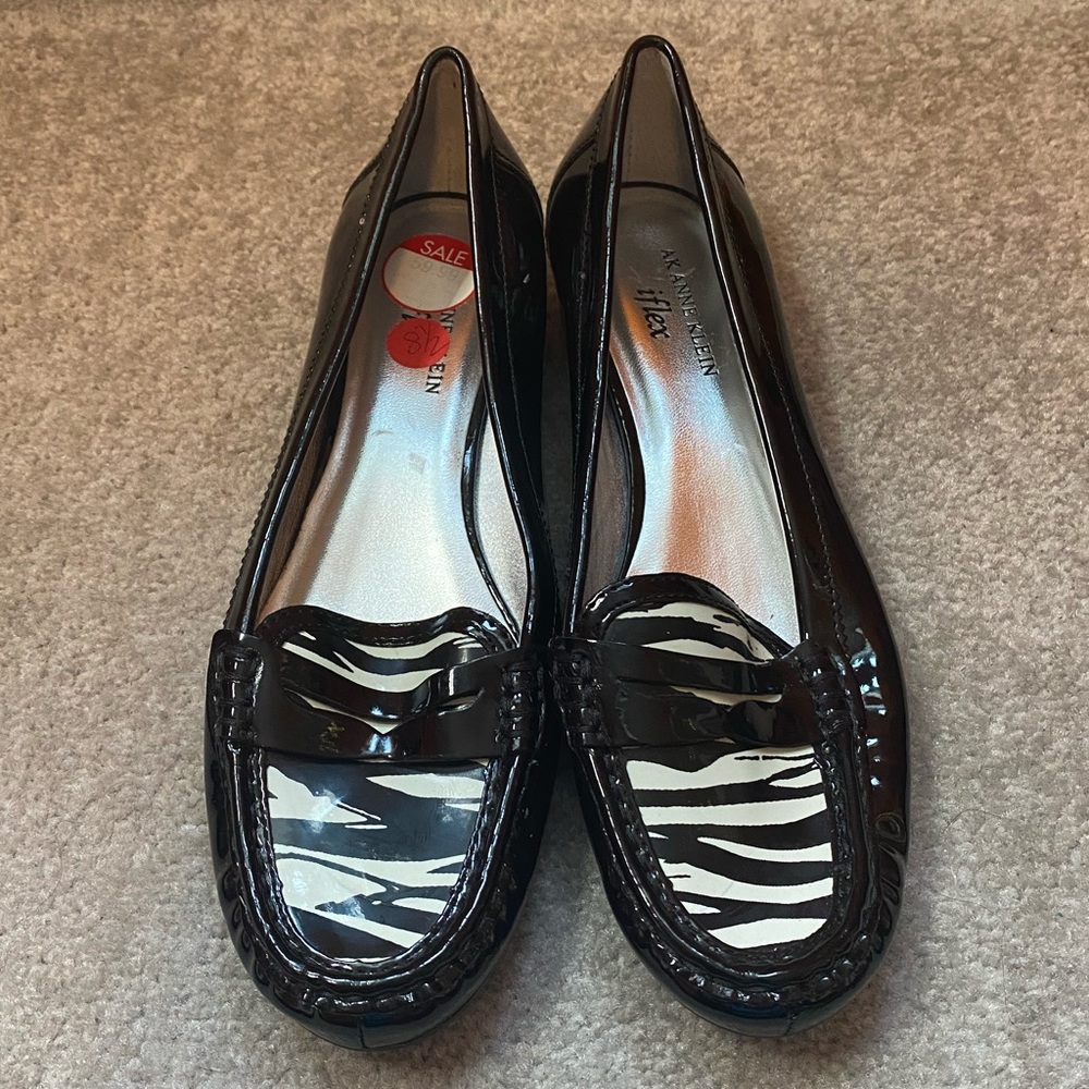 Anne Klein Black & White Flats ✨
